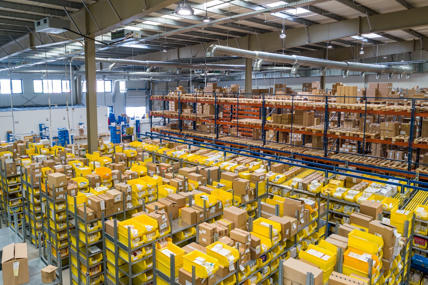 Centro de distribuição com prateleiras de pedidos de e-commerce